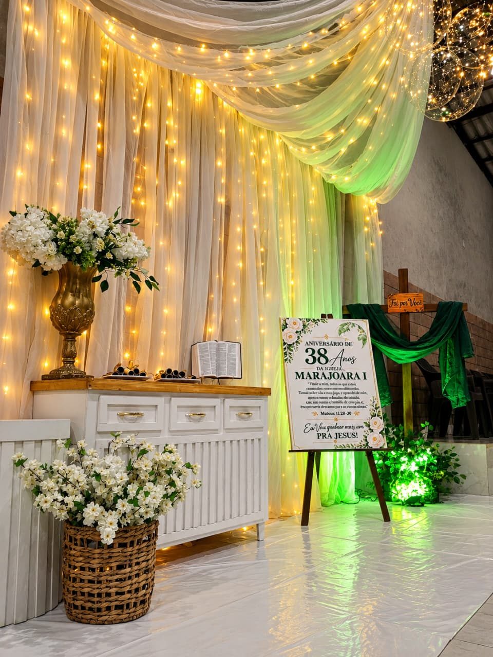 Backdrop com cortinas e cascata de luzes no aniversário de 38 anos da igreja
