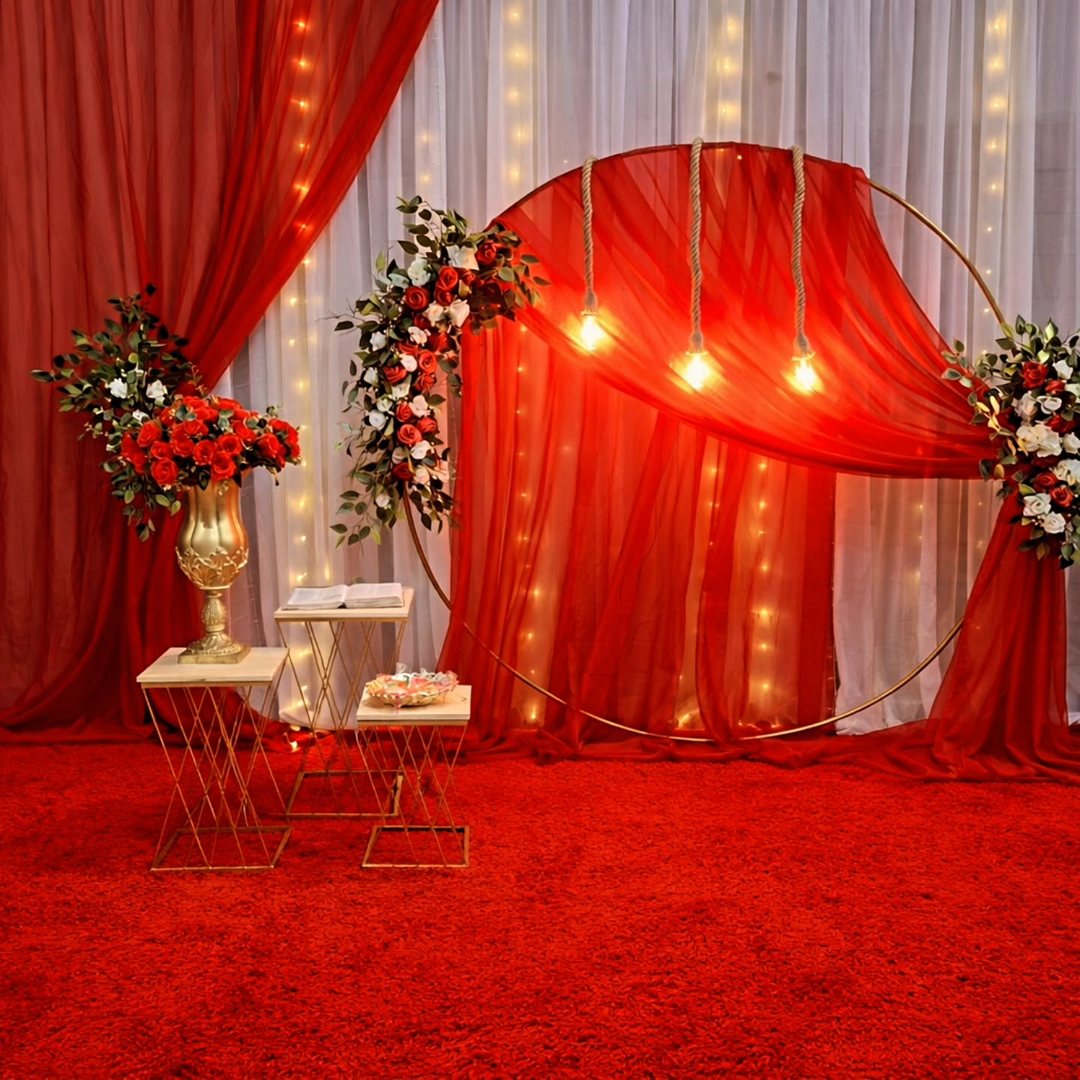 Cenário vermelho com arco, flores e luzes